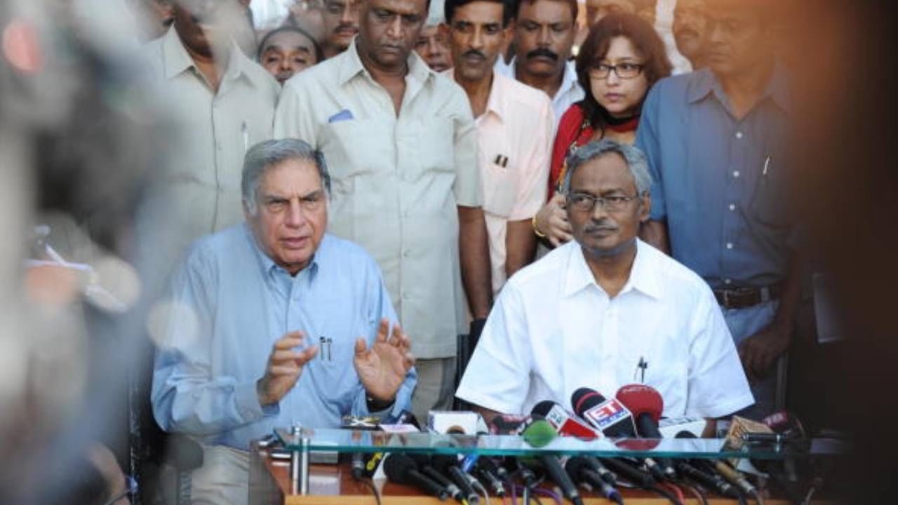 ২০০৯ সালের ১ সেপ্টেম্বর। রাজ্যের অর্থমন্ত্রী নিরূপম সেন সাংবাদিক সম্মেলন করেন কলকাতায়। সঙ্গে ছিলেন টাটা গ্রুপের চেয়ারম্যান রতন টাটা। টাটাদের বক্তব্য ছিল, 'আমরা জমির উপর বসে থাকতে আসিনি। আমরা যে বিনিয়োগ এখানে করেছি রাজ্য সরকার সেই ক্ষতিপূরণ দিলে আমরা ফিরব।'