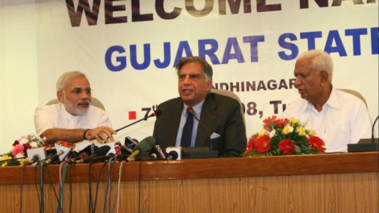  গুজরাটের তৎকালীন মুখ্যমন্ত্রী নরেন্দ্র মোদীর সঙ্গে টাটা গ্রুপের চেয়ারম্যান রতন টাটা। (Photo by Shailesh Raval/The The India Today Group via Getty Images)