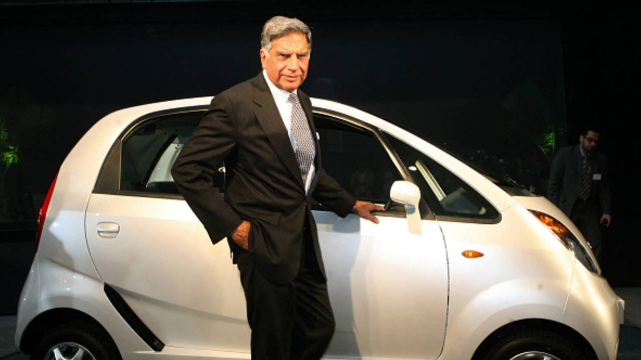  টাটা ন্য়ানোর সামনে দাঁড়িয়ে পোজ দিলেন রতন টাটা। দেশের সবথেকে কম দামি চার চাকা গাড়ির পথ চলা শুরু হল দেশে। এই গাড়িই তৈরির কথা ছিল সিঙ্গুরে। 