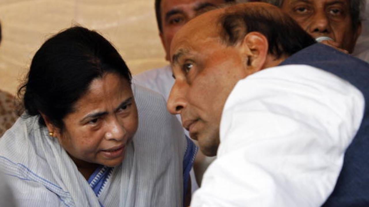 ২০০৬ সালের ৪ ডিসেম্বর। সে সময় বিজেপির সভাপতি রাজনাথ সিং। কলকাতায় এলেন, দেখা করলেন মমতা বন্দ্যোপাধ্যায়ের সঙ্গে। পাশে থাকার আশ্বাসও দিলেন। কিন্তু রাজ্য সরকার ঘোষণা করে দিয়েছে এ মাসেই জমি হস্তান্তরিত করা হবে টাটাকে। AFP PHOTO/ Deshakalyan CHOWDHURY (Photo credit should read DESHAKALYAN CHOWDHURY/AFP via Getty Images)