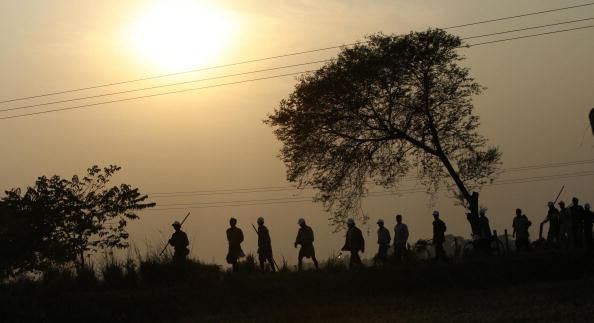 কলকাতা থেকে ৫০ কিমি দূরে সিঙ্গুর গ্রাম থেকে ফেন্সিংয়ের কাজ সেরে কর্মীরা ফিরছেন। এদিকে মমতা বন্দ্যোপাধ্যায়ের প্রতিবাদে তাতছে বাংলা। AFP PHOTO/ Deshakalyan CHOWDHURY (Photo credit should read DESHAKALYAN CHOWDHURY/AFP via Getty Images)