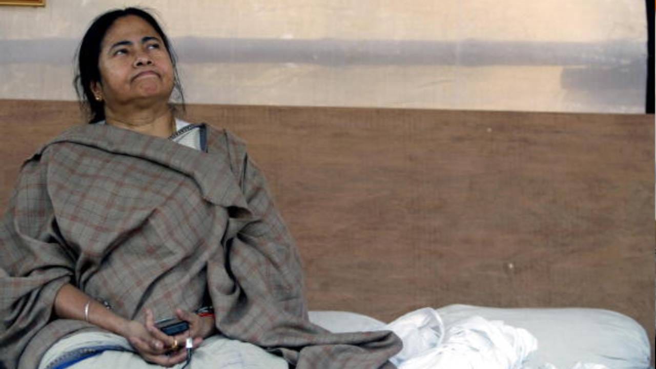 ২০০৬ সালের ৬ ডিসেম্বর। অনশনে মমতা। কলকাতা আরও উত্তপ্ত হচ্ছে। রাস্তায় রাস্তায় তৃণমূল কর্মীদের অবরোধ। সরকার জানিয়ে দিয়েছে জমি অধিগ্রহণ হচ্ছেই। AFP PHOTO/ Deshakalyan CHOWDHURY (Photo credit should read DESHAKALYAN CHOWDHURY/AFP via Getty Images)