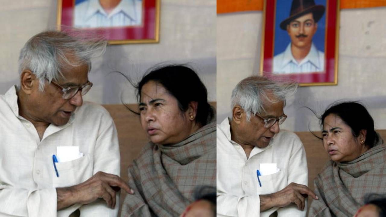 ২০০৬ সালের ৬ ডিসেম্বর। এনডিএর আহ্বায়ক জর্জ ফার্নান্ডেজ এলেন কলকাতায়। মমতার সঙ্গে দেখা করলেন ধরনামঞ্চে। AFP PHOTO/ Deshakalyan CHOWDHURY (Photo credit should read DESHAKALYAN CHOWDHURY/AFP via Getty Images)