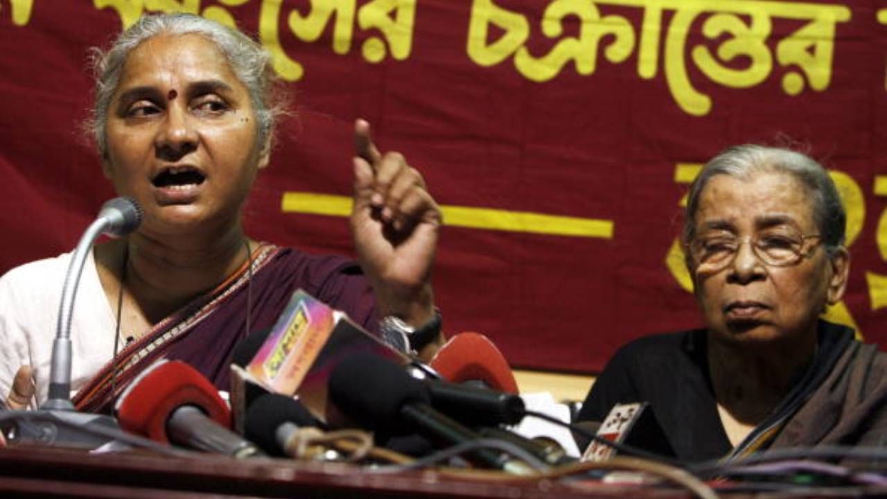 ২০০৬ সালের ৮ ডিসেম্বর। মেধা পাটেকর এলেন কলকাতায়। সাহিত্যিক মহাশ্বেতা দেবীর সঙ্গে বসে সাংবাদিক সম্মেলন করলেন। মুখ্যমন্ত্রী বুদ্ধদেব ভট্টাচার্য মমতাকে অনশন তোলার আবেদন জানালেন। মমতা অনড়। AFP PHOTO/ Deshaklayan CHOWDHURY (Photo credit should read DESHAKALYAN CHOWDHURY/AFP via Getty Images)