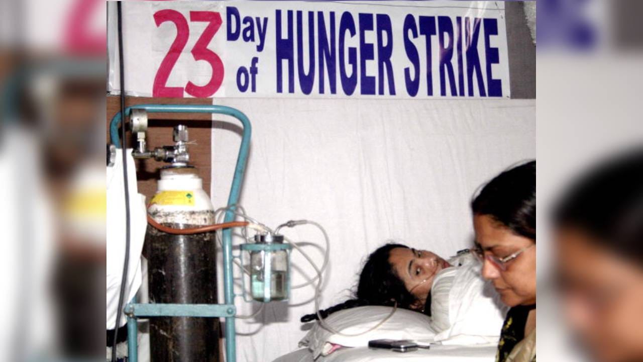  মমতা বন্দ্যোপাধ্যায়ের অনশনের ২৩ দিন। অক্সিজেনের নল মমতার নাকে। অনশন মঞ্চ ছাড়তে নারাজ মমতা। তৃণমূলের নেতা কর্মীরাও মমতার সঙ্গে এক মঞ্চে। AFP PHOTO/ Deshaklayan CHOWDHURY (Photo credit should read DESHAKALYAN CHOWDHURY/AFP via Getty Images)