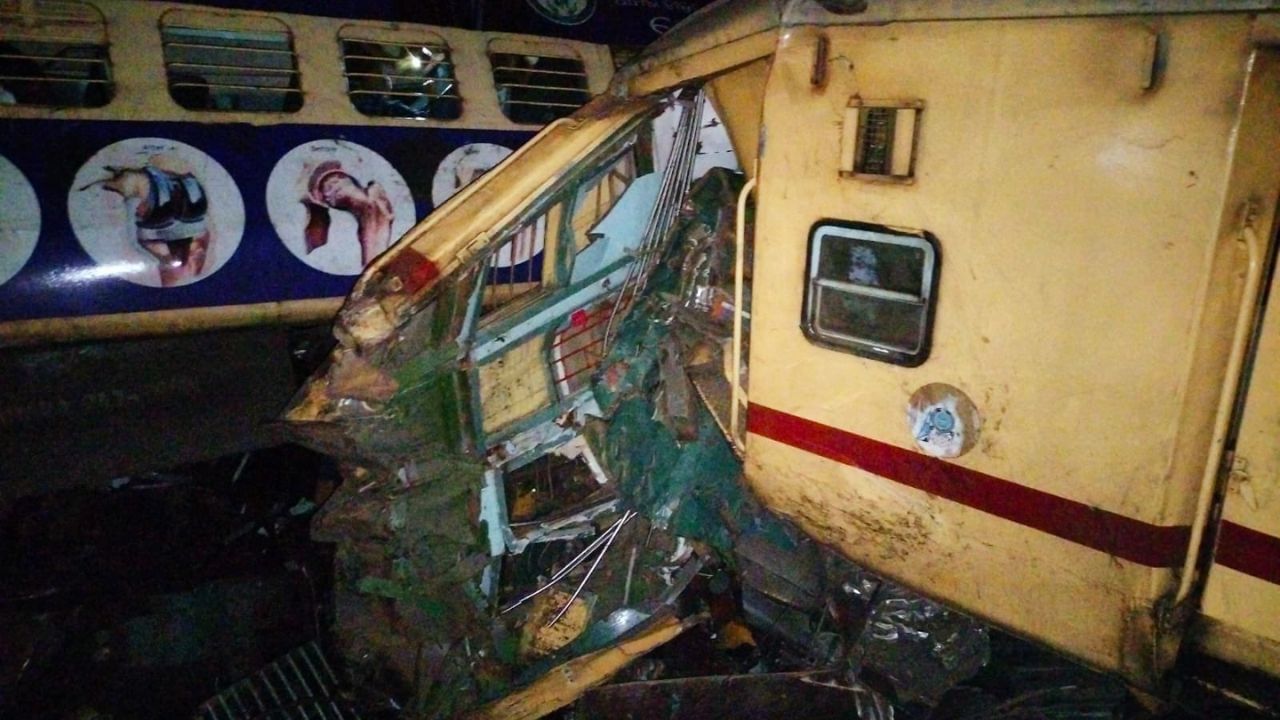 Andhra Pradesh Train Accident: আমলই দেননি লাল সিগন্যালে! চালকের ভুলেই অন্ধ্র প্রদেশে ঘটল মর্মান্তিক ট্রেন দুর্ঘটনা