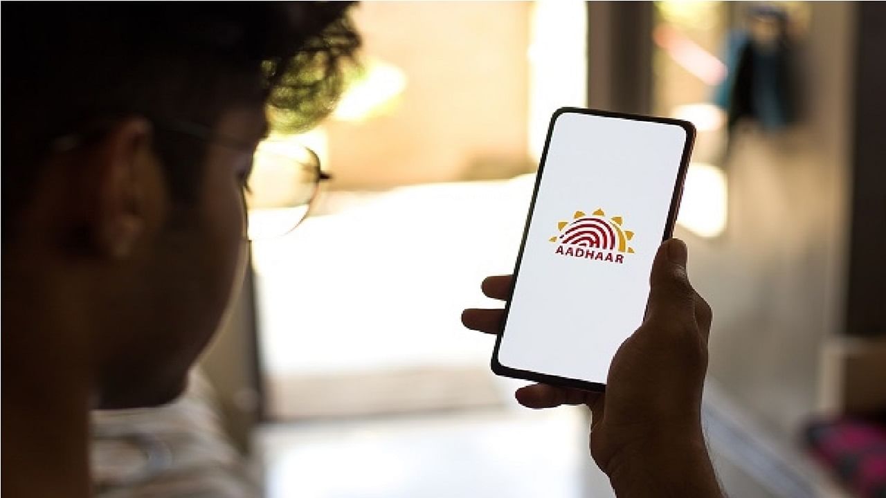 খুল্লমখুল্লা Aadhaar! অপব্যবহার আর প্রতারণা থেকে বাঁচতে জরুরি এই কাজ