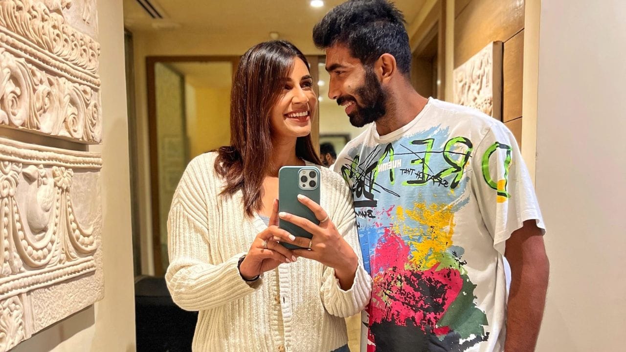 Jasprit Bumrah: 'আমার স্ত্রী ক্রীড়ামাধ্যমে যুক্ত, সবই কানে আসে...', হঠাৎ এমন মন্তব্য কেন জসপ্রীত বুমরার? Jasprit Bumrah: 'আমার স্ত্রী ক্রীড়ামাধ্যমে যুক্ত, সবই কানে আসে...', হঠাৎ এমন মন্তব্য কেন জসপ্রীত বুমরার?