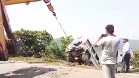 অযোধ্যা পাহাড় থেকে খাদে গাড়ি পড়ল খাদে অযোধ্যা পাহাড় থেকে খাদে গাড়ি পড়ল খাদে