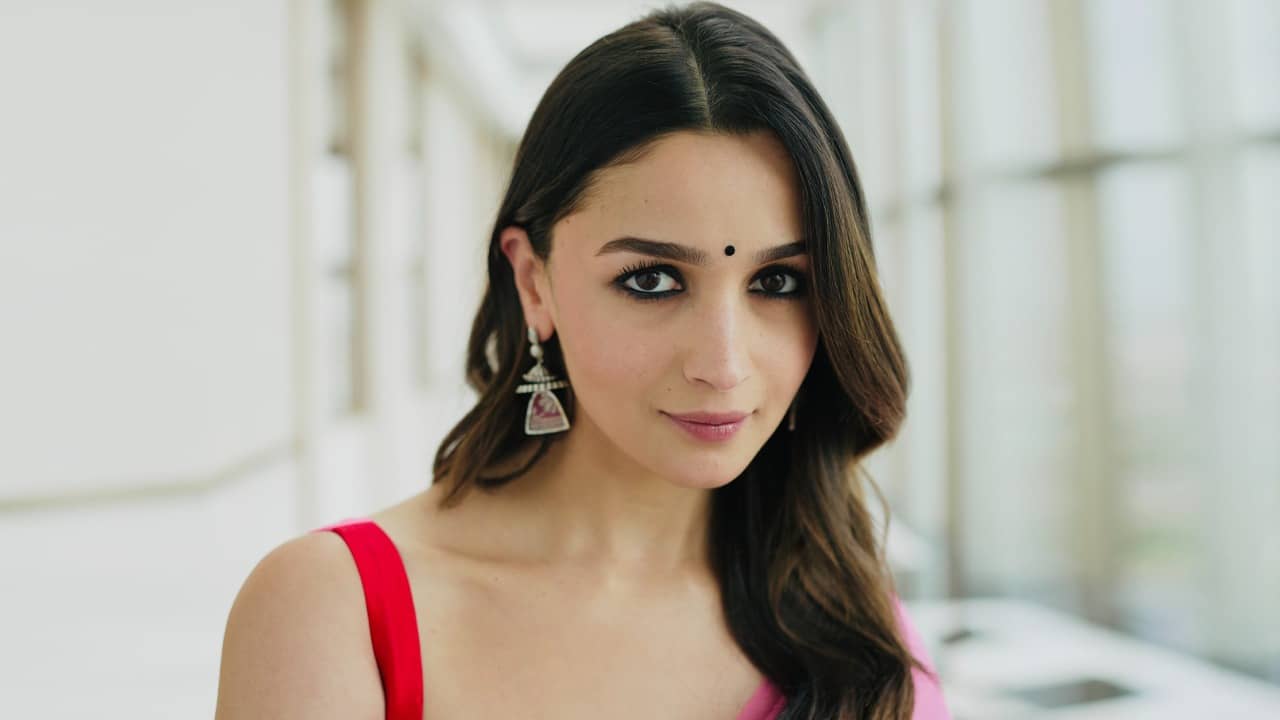 Alia Bhatt: স্বপ্ন পোশাকে আলিয়া, বসতে গিয়েই বিপত্তি, অস্বস্তিকর পরিস্থিতিতে...