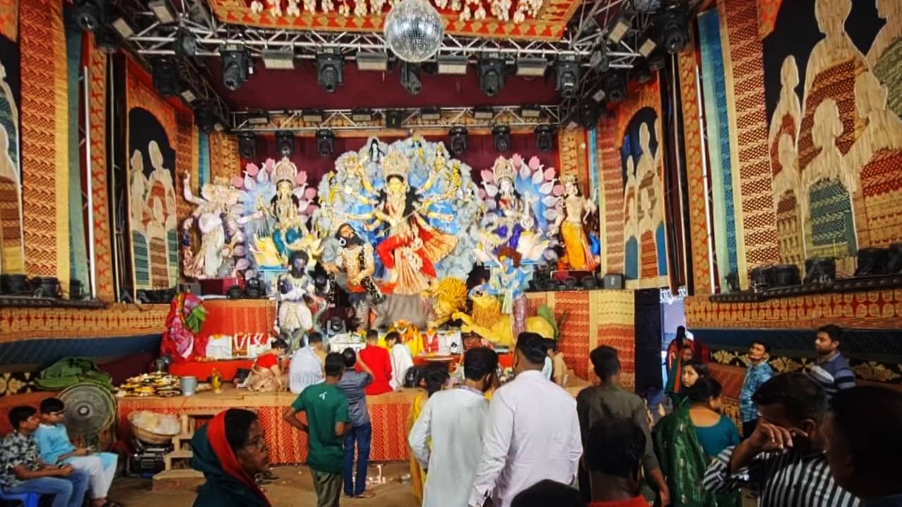 Bangladesh Durga Puja: আগুনে পোড়া তিনশ শাড়ির মণ্ডপ! ইদের কান্না মুছিয়ে দিল দুর্গাপুজো