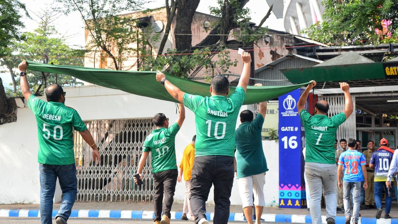 আজ, পাকিস্তানের বিরুদ্ধে জয়ের সন্ধানে বাংলাদেশ। দলের হয়ে সকাল থেকেই স্টেডিয়ামের বাইরে ভিড় জমিয়েছেন ভক্তরা। ফ্য়ানেদের উন্মাদনার ছবি ধরা পড়েছে TV9 Bangla-এর ক্যামেরায়। (ছবি:রাহুল সাধুখাঁ)