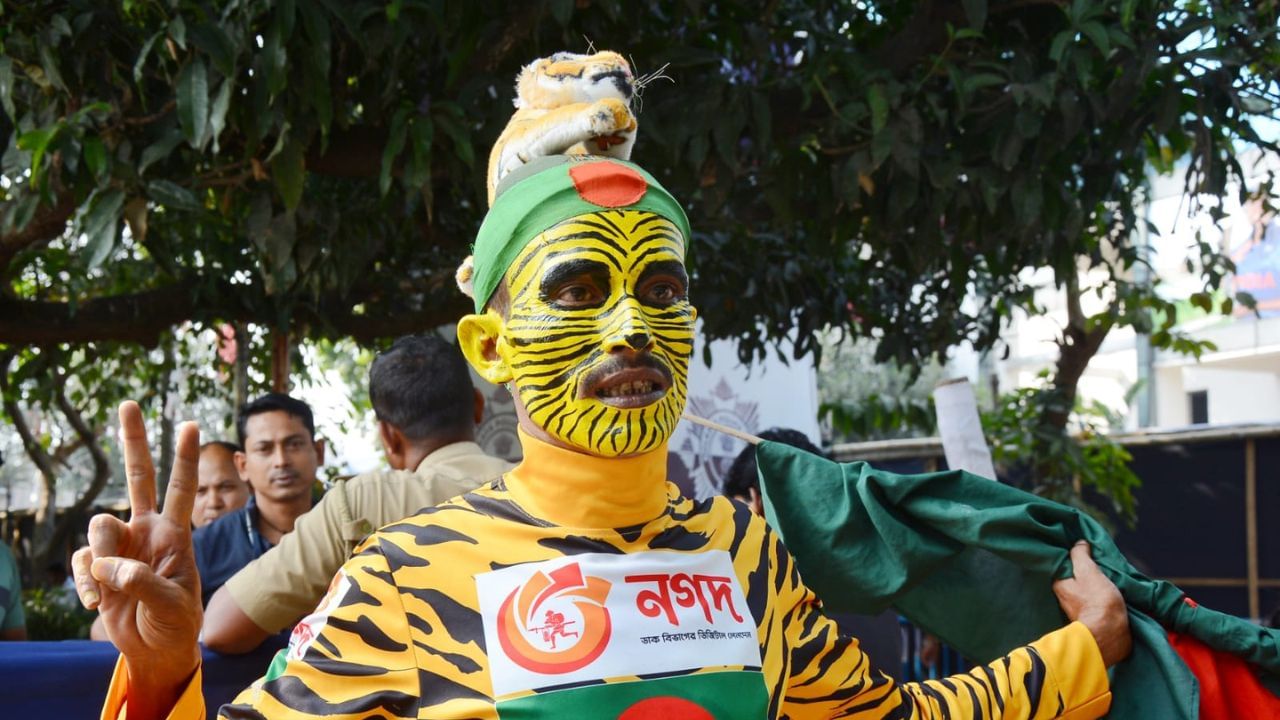 নানা রকমভাবে সেজে এসেছেন সমর্থকরা। বাঘ সেজেও হাজির হয়েছেন কেউ-কেউ। বাঘের আদলে বডি পেইন্টে নজর কাড়ছেন অনেকেই। (ছবি:রাহুল সাধুখাঁ)