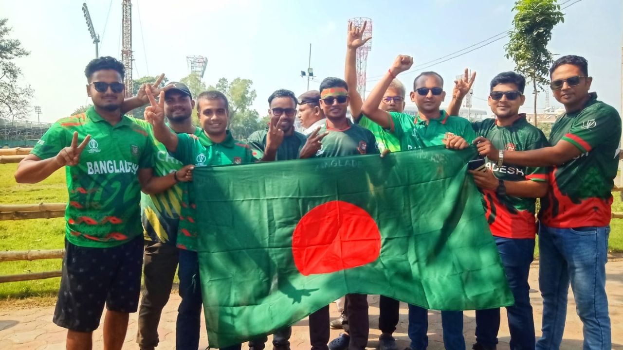 ক্রিকেটের নন্দনকাননে দুই সবুজের লড়াই। আজ মঙ্গলবার ইডেন গার্ডেন্সে মুখোমুখি পাকিস্তান-বাংলাদেশ। টাইগারদের হয়ে গলা ফাটাতে গ্য়ালারি ভরিয়েছেন সমর্থকরা। (ছবি:রাহুল সাধুখাঁ)