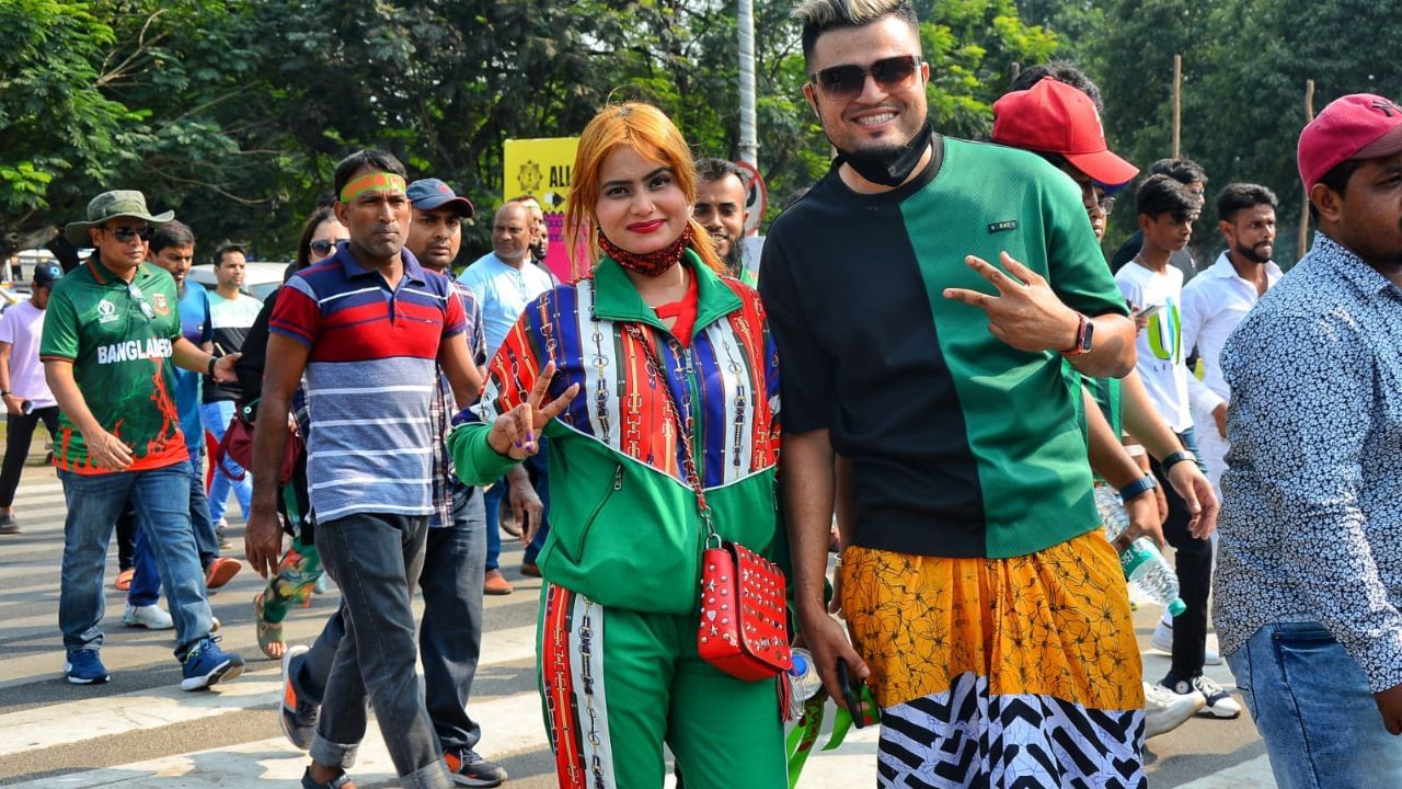 জুটি বেঁধেও দলের সমর্থনে এসেছেন কেউ-কেউ। বেশ অন্যরকম সেজে হাজির হয়েছেন এই জুটি। গ্যালারি থেকে  সাকিবদের মনের জোর বাড়াচ্ছেন এই সব ফ্য়ানেরাই। (ছবি:রাহুল সাধুখাঁ)