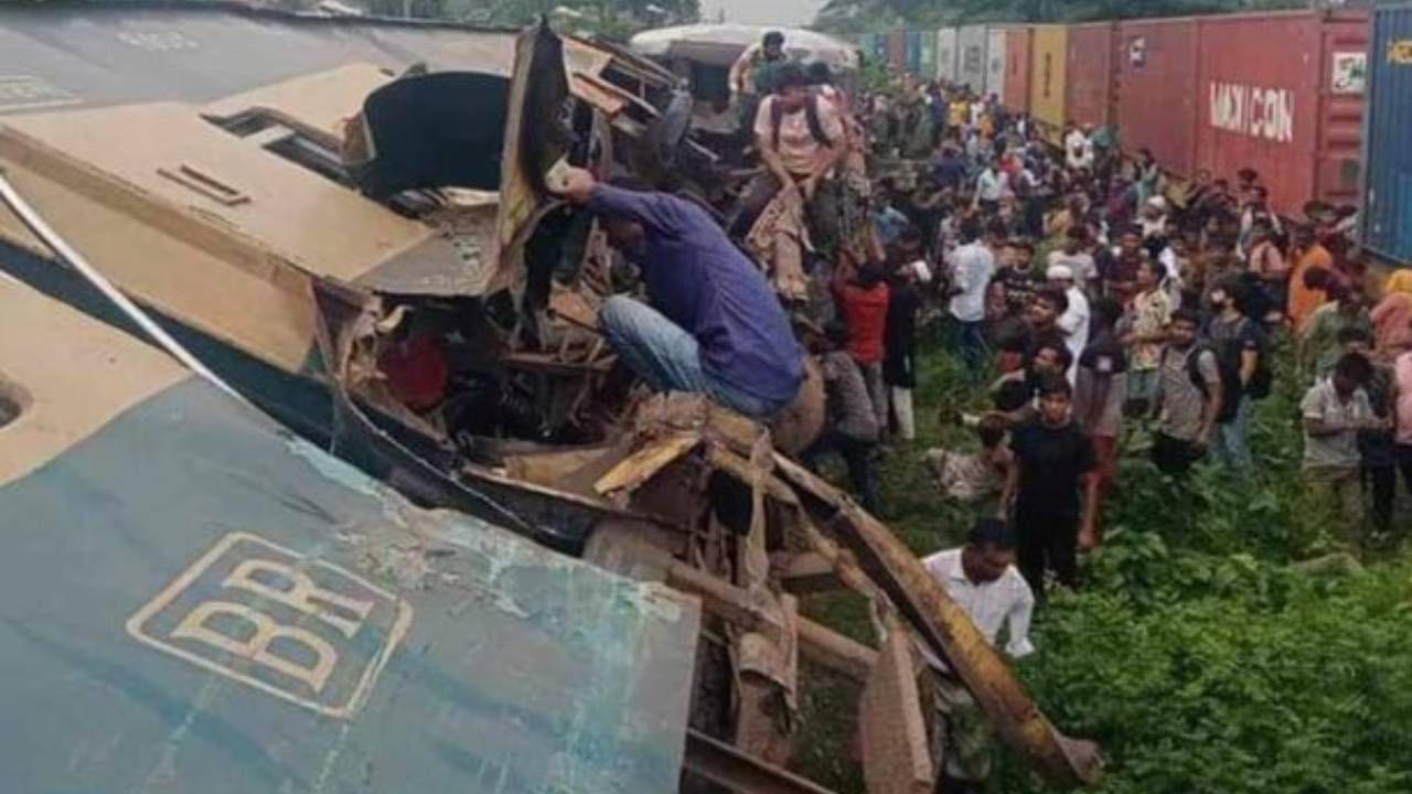 Train Accident in Bangladesh: যাত্রীবাহী ট্রেনে মালগাড়ির ধাক্কা, বাংলাদেশে মৃত কমপক্ষে ১৭