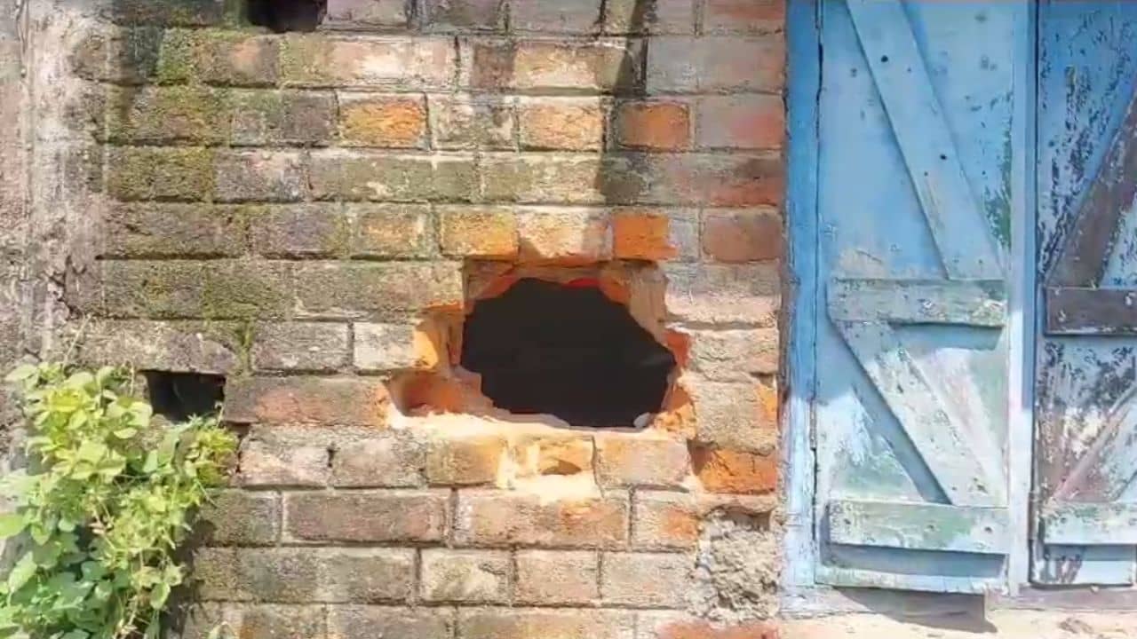 Bank Robbery: সিঁধেল ডাকাত! এইটুকু গর্তের মধ্যে দিয়ে গলেই ডাকাতি