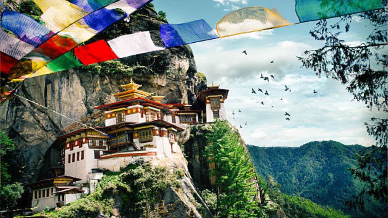 Bhutan: এই দেশে একটাও ট্যাফিক সিগন্যাল নেই—ভুটান সম্পর্কে এই ৫ বিষয় জানেন কি? Bhutan: এই দেশে একটাও ট্যাফিক সিগন্যাল নেই—ভুটান সম্পর্কে এই ৫ বিষয় জানেন কি?