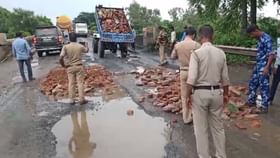 রাস্তা সারাচ্ছেন পুলিশকর্মীরা রাস্তা সারাচ্ছেন পুলিশকর্মীরা