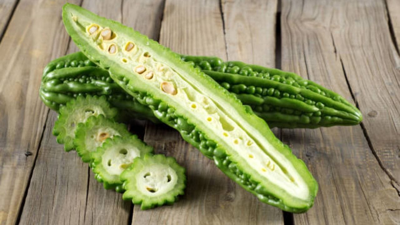 মূলো আর করলা কোনও ভাবেই একসঙ্গে রান্না করা চলবে না। পুজোয় পাঁচ ভাজার সঙ্গেও তাই এই সবজি কখনও থাকে না। পাঁচমিশালি সবজিতেও এই দুই সবজি একেবারে রাখবেন না। মূলোর টকের সঙ্গেও করলা ভাজা চলবে না