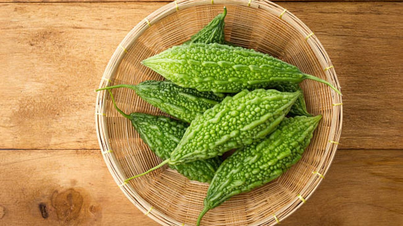 করলা আর পাকা আম একসঙ্গে নয়। যে কারণে শুক্তোর পর শেষ পাতে পাকা আম খেতে মানা করা হয়। এমনকী শুক্তো ও আমের চাটনিও একসঙ্গে খাবেন না। এতে হজমের সমস্যা হয়। অ্যাসিডিটি, বুক জ্বালা নানা সমস্যা হতে পারে 