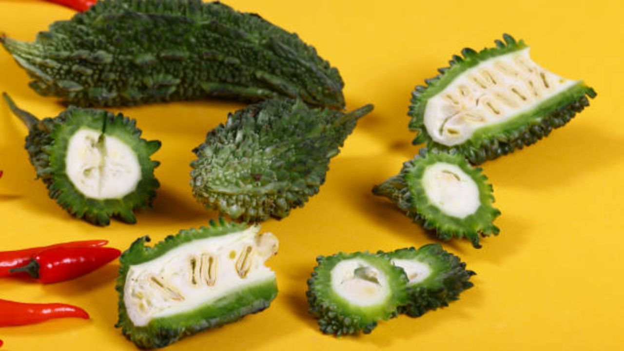 দুধ একটি সুষম খাবার। তবে করলার সঙ্গে দুধ মিশিয়ে রান্না করা স্বাস্থ্যকর নয়, যদিও বাঙালি হেঁশেলে দুধ-শুক্তোর প্রচলন সেই করে থেকে হয়ে আসছে। বিশেষজ্ঞদের মতে, করলা ও দুধ একসঙ্গে খেলে কোষ্ঠকাঠিন্য বা গ্যাসের সমস্যা হতে পারে। শুক্তোয় তাই অনেকেই নারকেলের দুধ ব্যবহার করেন 