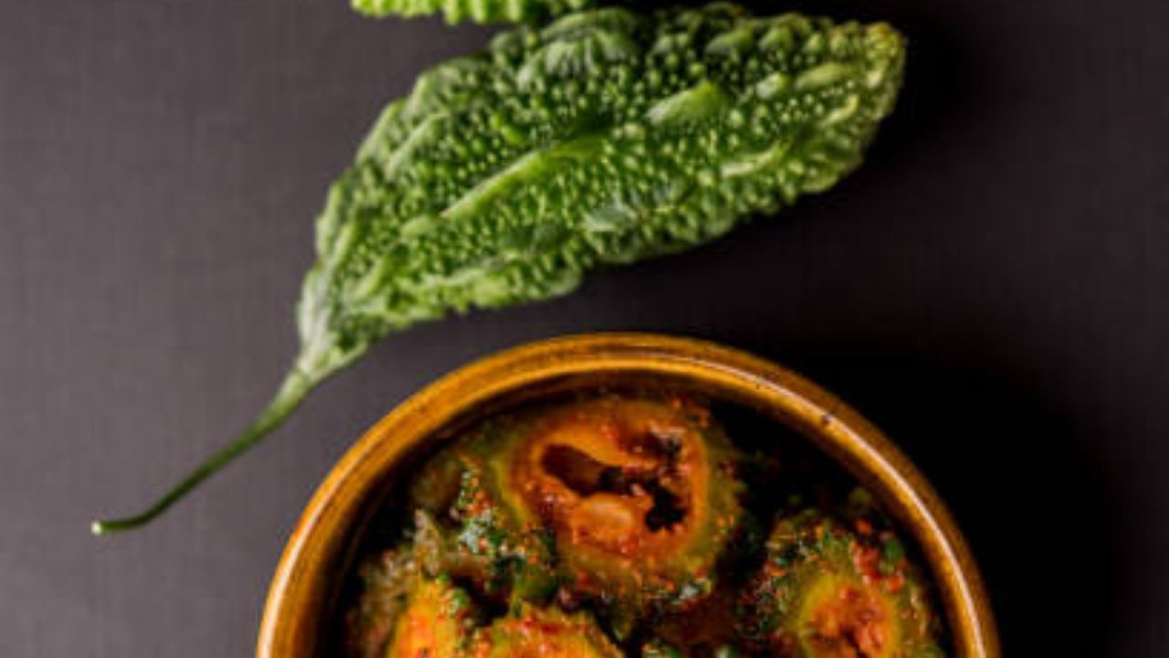 করলার পুষ্টিমূল্য অনেক। এর মধ্যে থাকে  ভিটামিন-সি, আয়রন, জিঙ্ক, পটাসিয়াম, ম্যাঙ্গানিজের মতো পুষ্টকর উপাদান থাকে করলায়। ডায়াবিটিসের রোগীদের জন্য করলা বেশ উপকারী। আবার ওজন কমাতে সাহায্য করে করলা। রোজ সকালে খালিপেটে করলার রস খেলেও অনেক কাজ হয় 