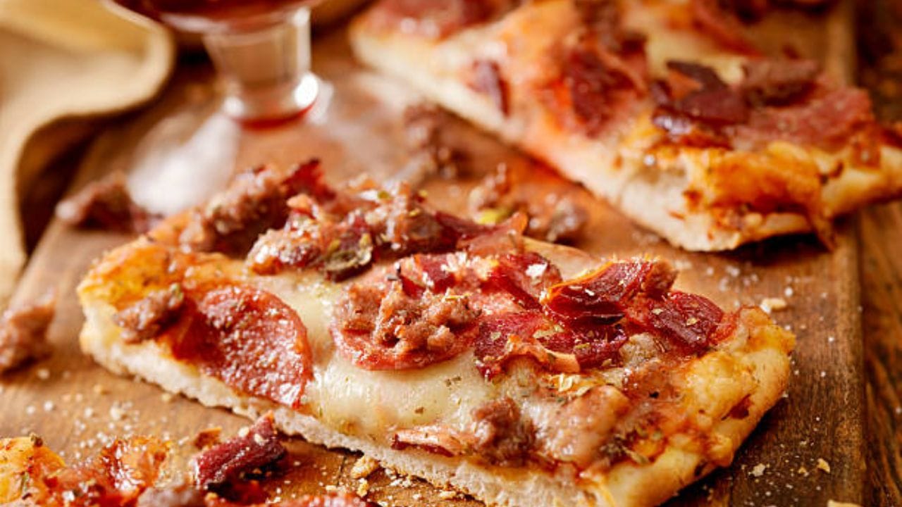 একটু বাটার প্রথমে তাওয়াতে ভাল করে লাগিয়ে নিন। এর উপর ব্রেড বসিয়ে ঢাকা দিয়ে গ্যাস একদম কমিয়ে বেক করতে হবে। ৫ মিনিট সময় লাগবে এই ব্রেড বেক করতে। ব্রেড গললেই পিৎজা রেডি 