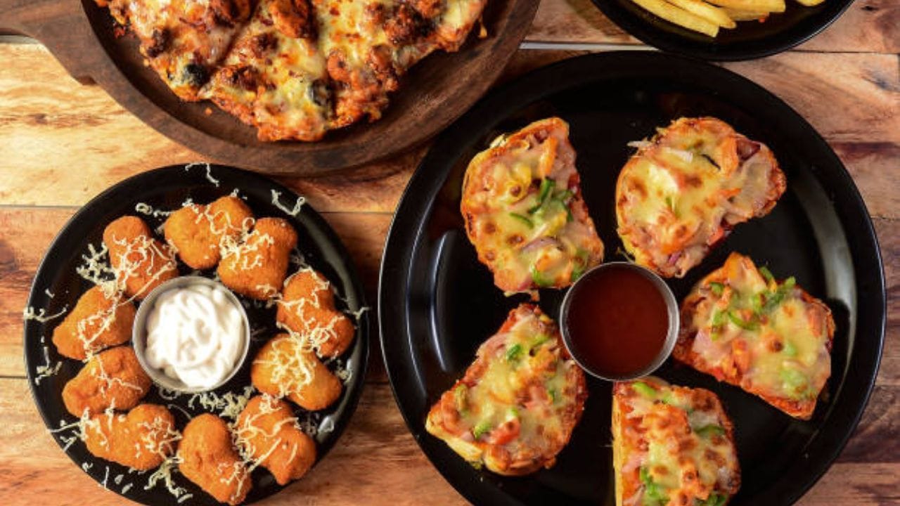 এর মধ্যে খুব সামান্য রসুন কুচি ছড়িয়ে দিন। সস খুব মোটা করে কোটিং করবেন না। বানিয়ে রাখা পিৎজা টপি দিয়ে চামচ দিয়ে ভাল করে ছড়িয়ে দিতে হবে। এর উপর চিজ গ্রেট করে দিতে হবে। চিজের পরিমাণ একটু বেশি থাকবে