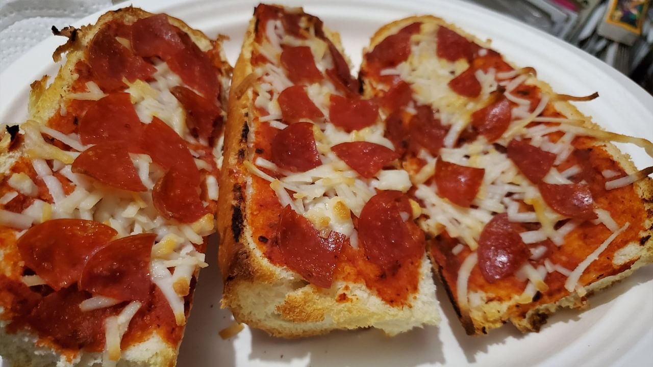 Bread Pizza Recipe: ১০ মিনিটে বাড়িতেই বানান পিৎজা