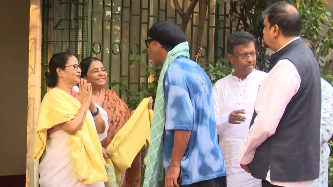 Ronaldinho meets Mamata: মমতার দুয়ারে রোনাল্ডিনহো, কালীঘাট থেকে পেলেন ফুটবল উপহার