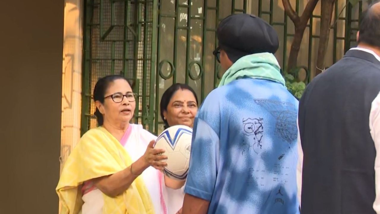 CM Mamata Banerjee gifts Football to Ronaldinho