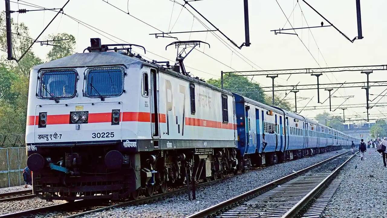 Train ticket confirm: ওয়েটিং লিস্টে থাকা ট্রেনের টিকিটও কনফার্ম করা যায় HO কোটায়, কীভাবে জানেন?