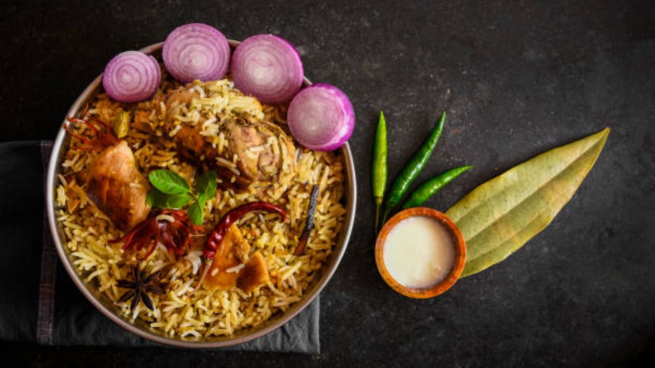 Biryani Recipe: বাঙালি স্টাইলে এই ভাবে বাড়িতেই বানিয়ে নিন চিকেন বিরিয়ানি, সকলে চেটেপুটে খাবেন Biryani Recipe: বাঙালি স্টাইলে এই ভাবে বাড়িতেই বানিয়ে নিন চিকেন বিরিয়ানি, সকলে চেটেপুটে খাবেন