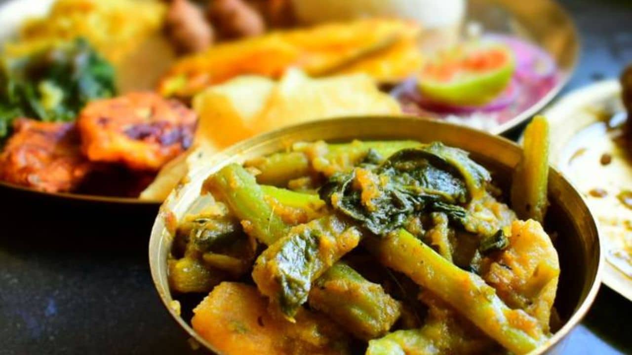 Pui Shaaker Chorchori : গন্ধ শুঁকেই জিভে জল, মাছের মাথা দিয়ে পুঁই চচ্চড়ি আর গরম ভাতের প্রেম যেন স্বর্গীয় সুখ