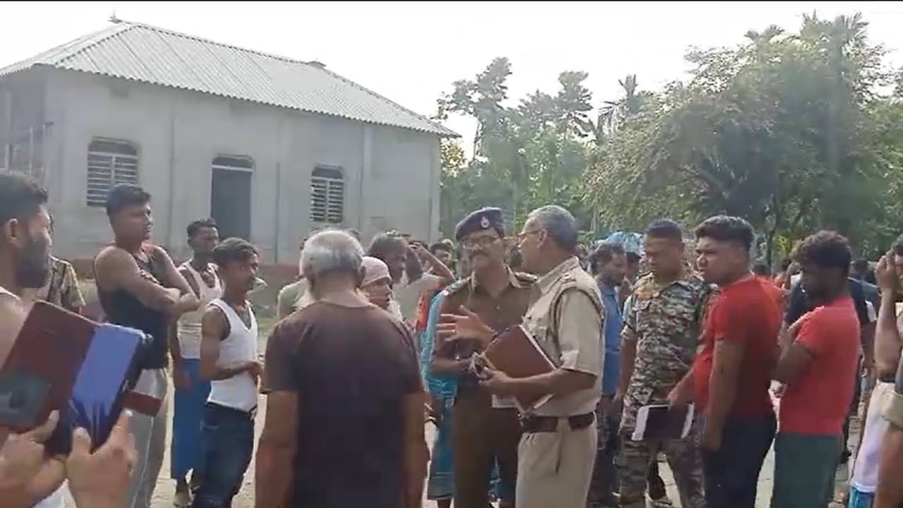 Cooch Behar: নাগাল্যান্ড পুলিশের দলকে ঘিরে তুমুল বিক্ষোভ শীতলকুচিতে, গাড়িতে ভাঙচুর