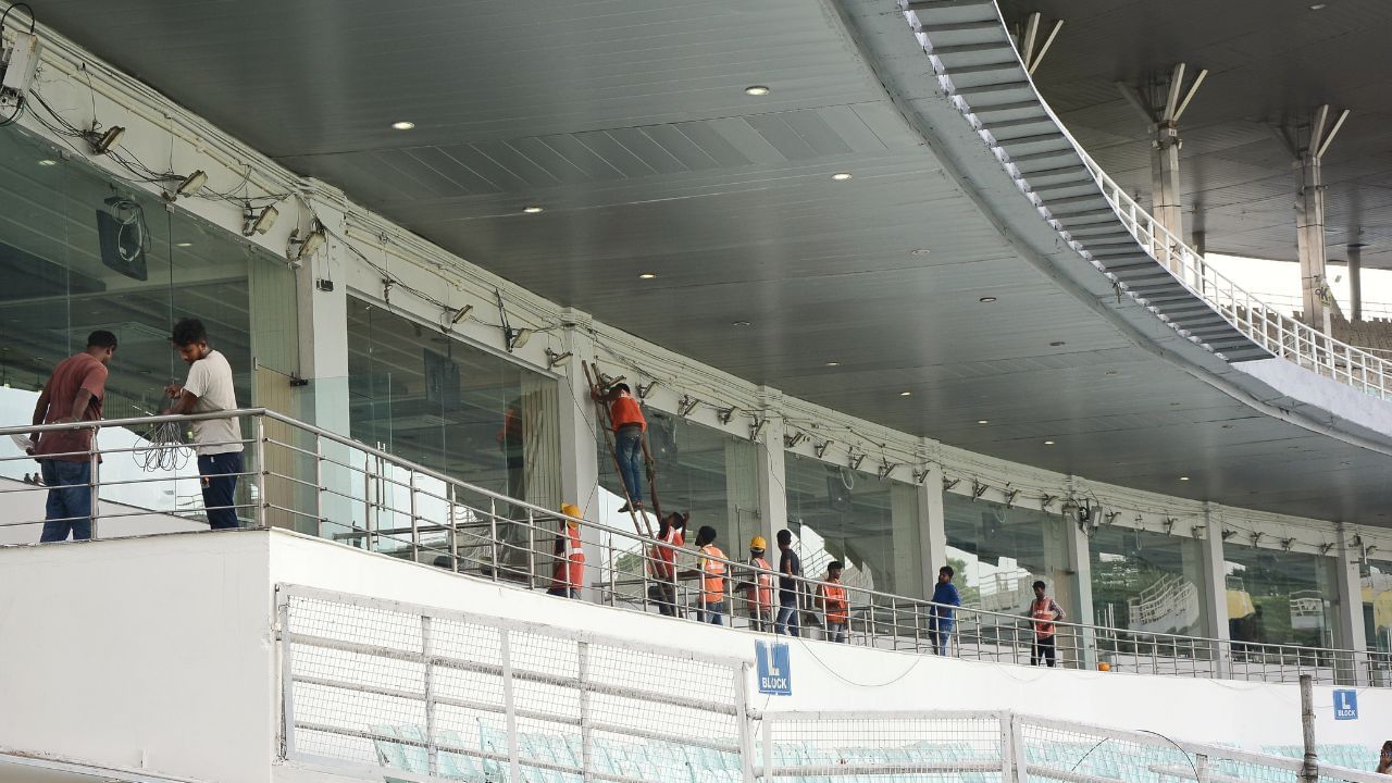 মাঠে গিয়ে বিশ্বকাপ দেখার জন্য মুখিয়ে কলকাতা এবং বাংলার ক্রিকেট অনুরাগীরা। সেমিফাইনাল সহ বিশ্বকাপের পাঁচটি ম্যাচ রয়েছে ঐতিহ্যের ইডেন গার্ডেন্সে। ১৯৯৬ সালের পর ফের বিশ্বকাপ সেমিফাইনালও আয়োজন করবে ইডেন। ছবি: রাহুল সাধুখাঁ