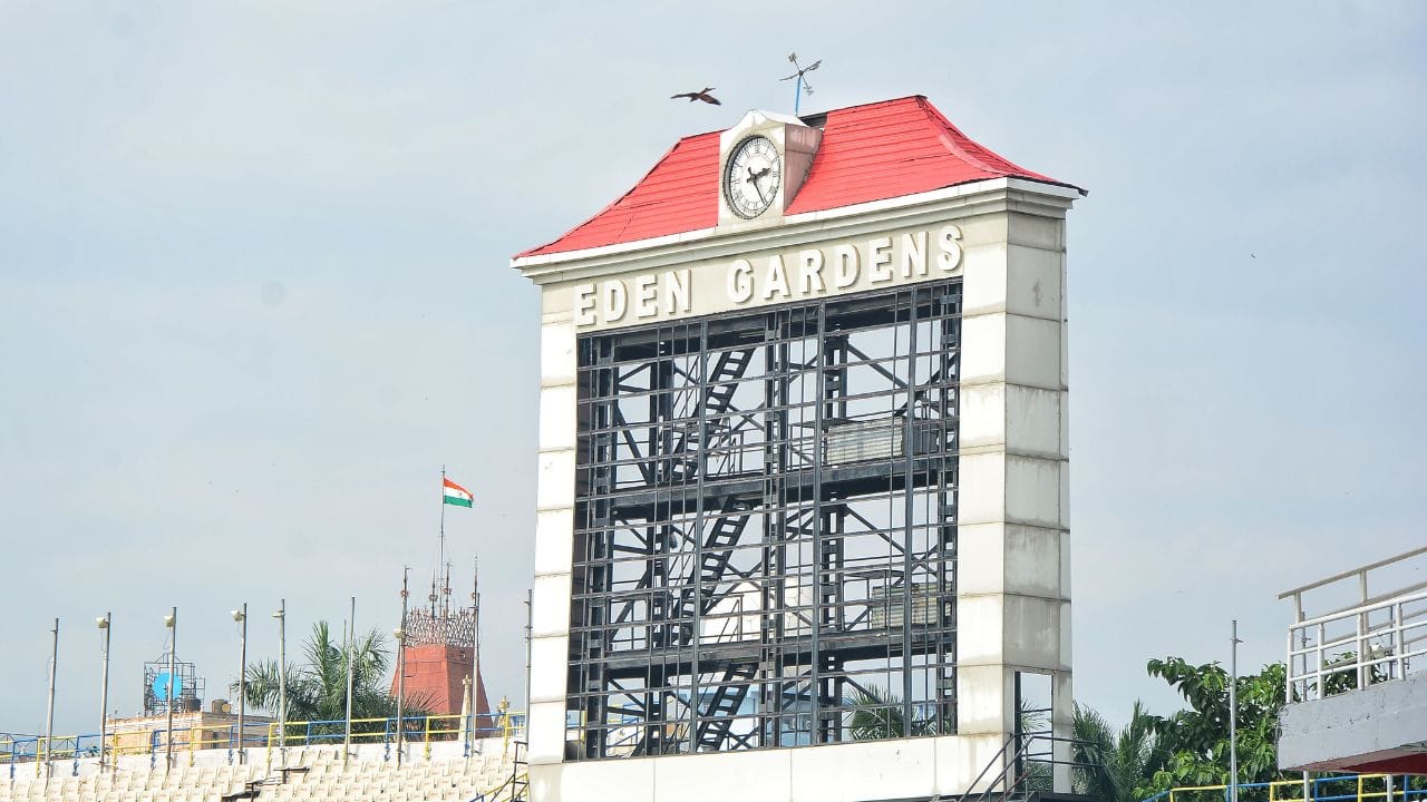 আপনি যদি অনেক দিন আগে ইডেনে গিয়ে থাকেন, তা হলে ঘাবড়ে যেতেই পারেন। ইডেন গার্ডেন্সকে দেখে চেনাই দায়! বিশ্বকাপের মতো বড় ইভেন্টের জন্য নতুন সাজে তাক লাগাতে পারে ইডেন। ছবি: রাহুল সাধুখাঁ