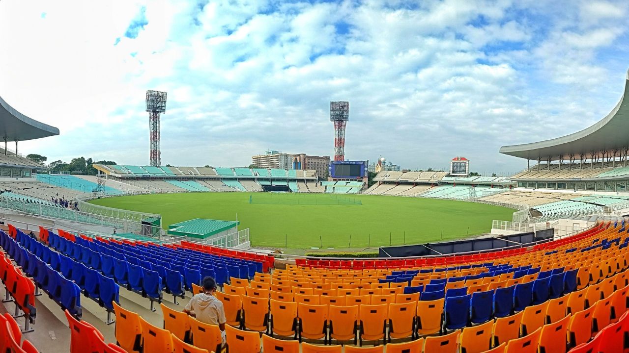 এ বারের বিশ্বকাপে ইডেনে প্রথম ম্যাচ ২৮ অক্টোবর। উৎসবের মরসুমে কলকাতায় ক্রিকেট উৎসব। তার জন্য সাজো সাজো রব। সেমিফাইনাল হবে নিশ্চিত। আর যদি ভারত-পাকিস্তান মুখোমুখি হয়, সেই ম্যাচ হবে ইডেনেই। ছবি: রাহুল সাধুখাঁ