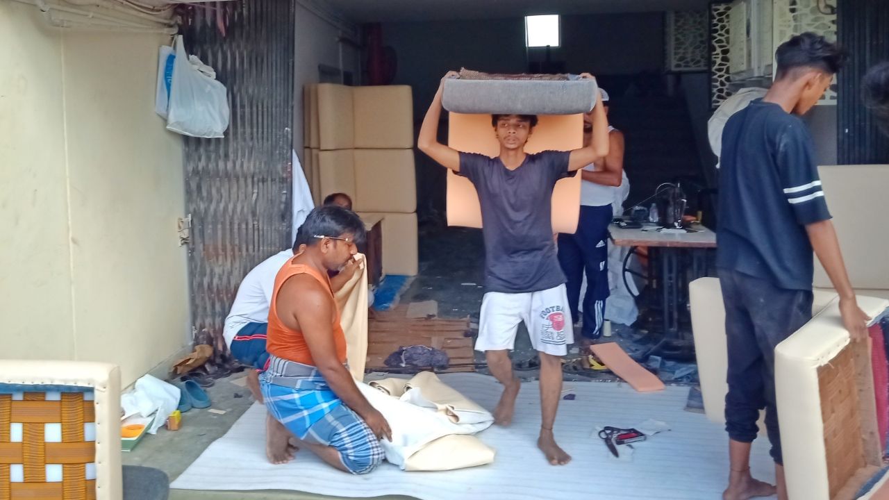 স্কোর বোর্ড থেকে ইডেনে গ্যালারি, ক্যান্টিন, বিভিন্ন জায়গায় চলছে শেষ মুহূর্তের প্রস্তুতি। যেন ছবিতে শেষ তুলির টান দেওয়া হচ্ছে নিখুঁত করে তোলার জন্য। ছবি: রাহুল সাধুখাঁ