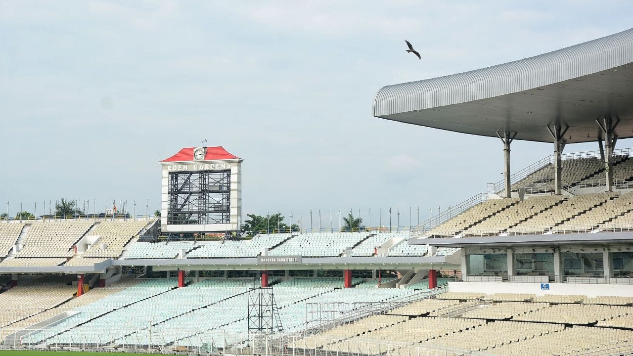 ইডেনের সুনাম যাতে বজায় থাকে, তার জন্য মরিয়া বাংলা ক্রিকেট সংস্থা। শুধু দর্শক নয়, ক্রিকেটাররাও হয়তো নতুন মোড়কের ইডেন দেখে চমকে যেতে পারেন। ছবি: রাহুল সাধুখাঁ
