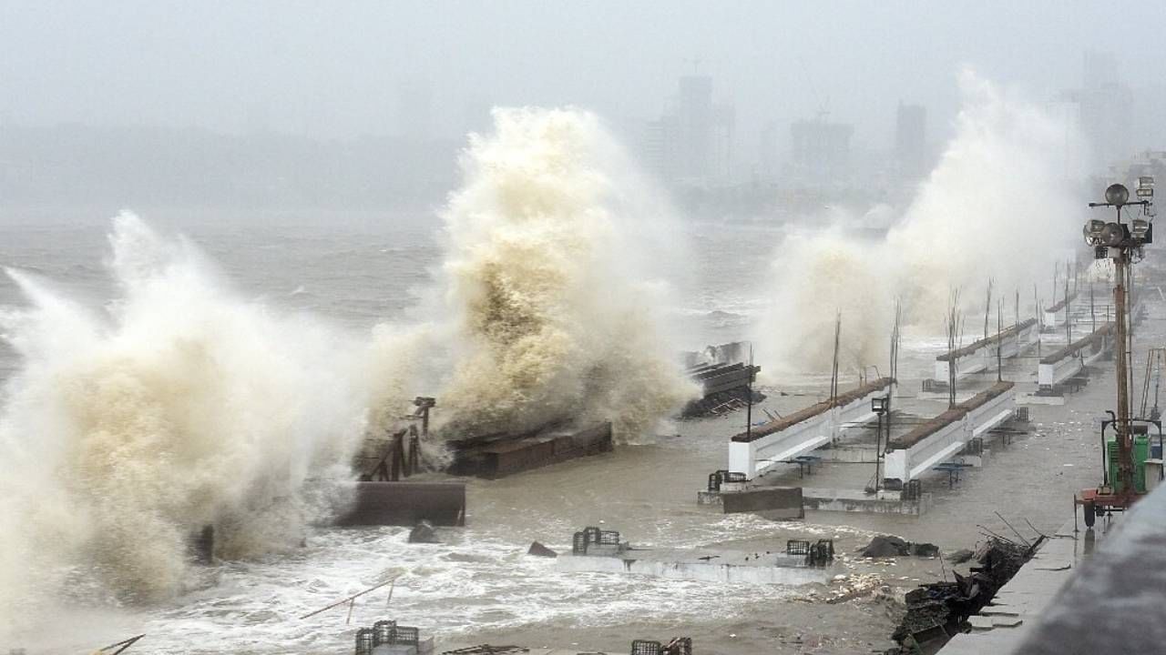 Cyclone Tej Update: পুজোর সময়ই সমুদ্রে ফুঁসছে অতি প্রবল ঘূর্ণিঝড়! কোথায় আছড়ে পড়বে?