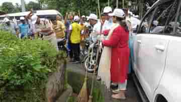 Jalpaiguri News: পুজোয় ডেঙ্গি নয়, ঝাড়ু হাতে রাস্তায় নামলেন জেলাশাসক, পুলিশ সুপার