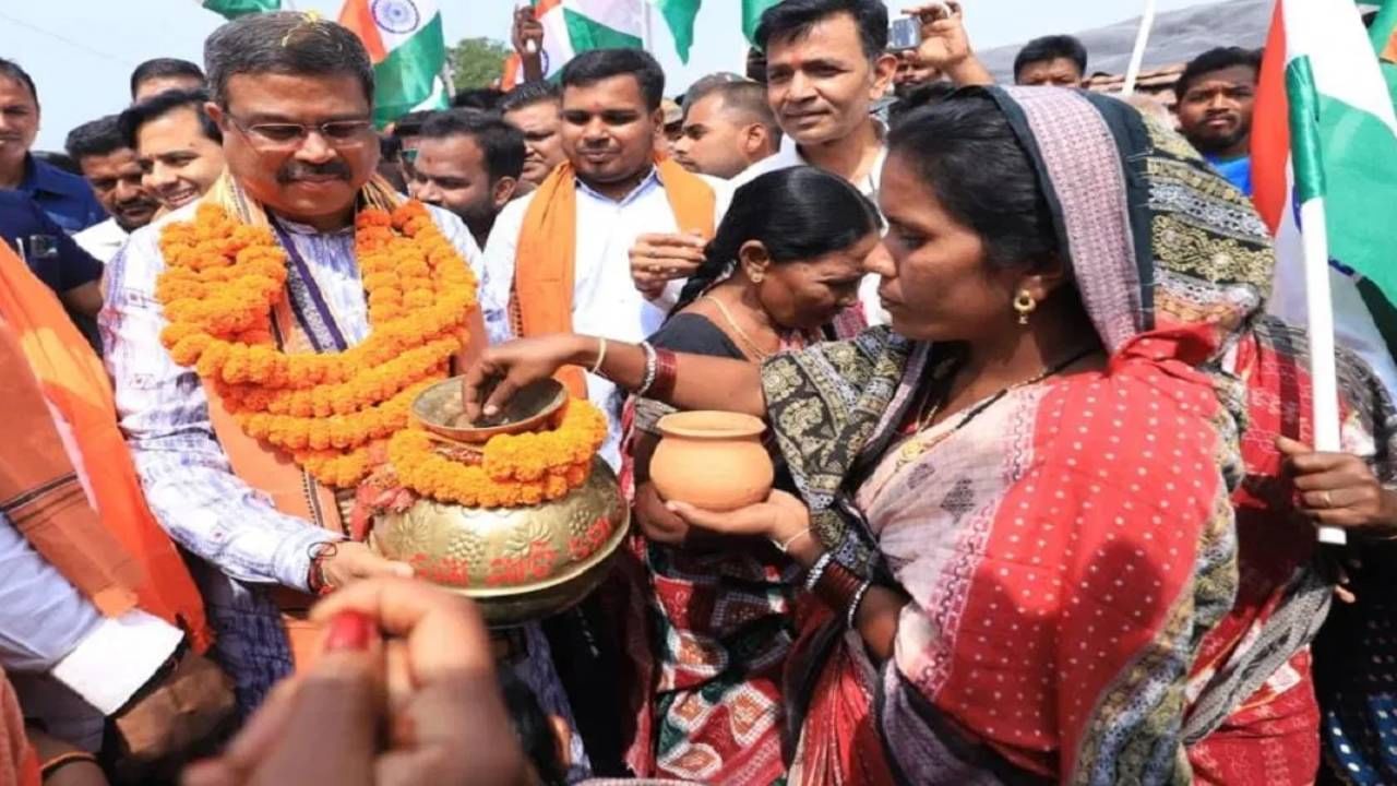 Union Minister Dharmendra Pradhan: ‘এখানকার মাটি সংগ্রহ আমার কাছে সৌভাগ্যের’, স্বাধীনতা সংগ্রামীর জন্মভিটেতে দাঁড়িয়ে বললেন ধর্মেন্দ্র প্রধান