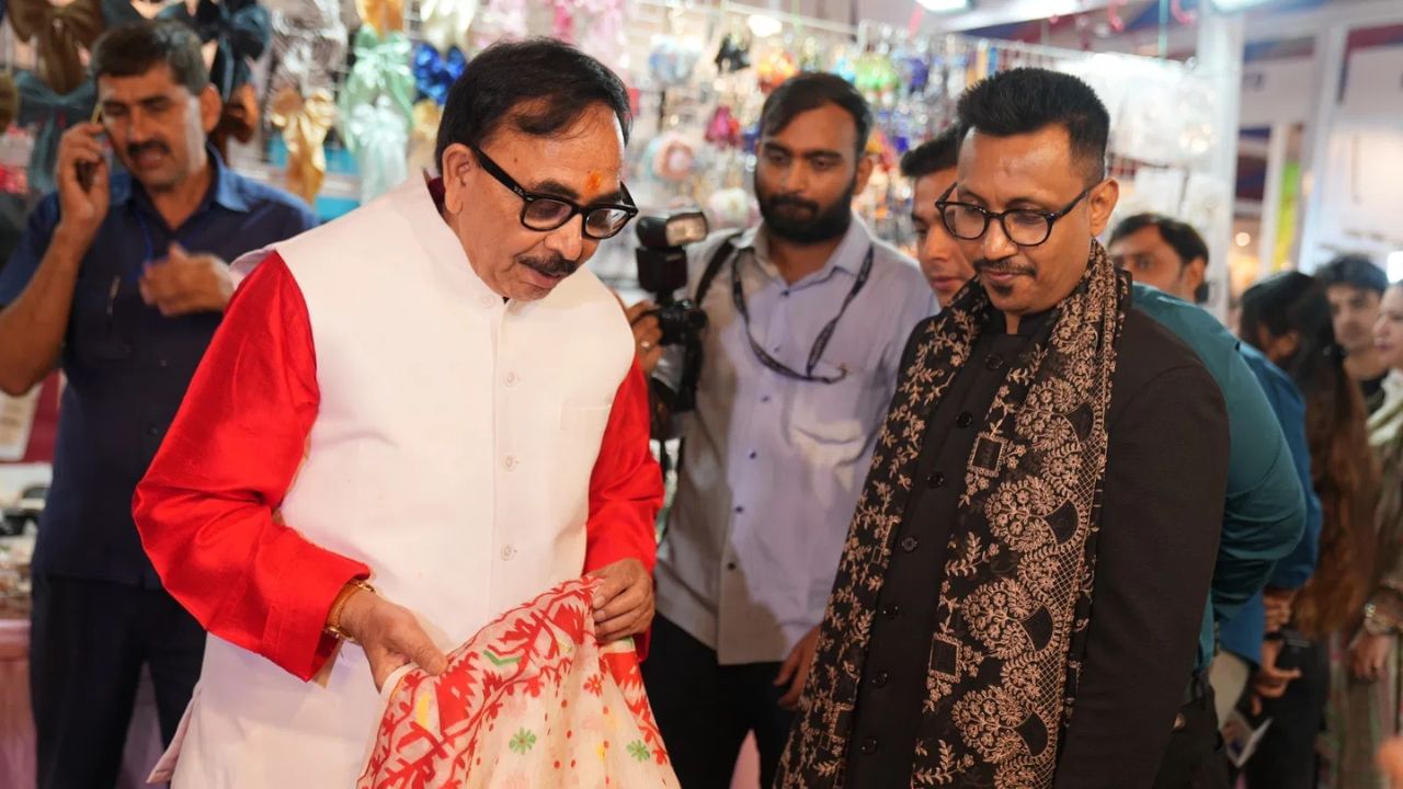 ফেস্টিভ্যালে এসেছিলেন কেন্দ্রীয় মন্ত্রী মহেন্দ্রনাথ পান্ডেও। বিভিন্ন স্টল ঘুরে দেখেন তাঁরা। পোশাকের স্টল থেকে কেনাকাটিও করেন।
