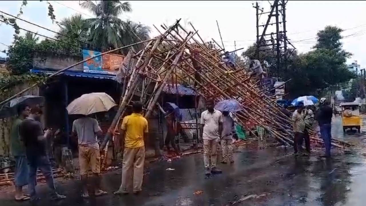 Durga Puja Weather: দুর্যোগে ভাঙল মণ্ডপের গেট, নবমীর রাতেই মাঝ সমুদ্র থেকে ফিরে আসছেন মৎস্যজীবীরা