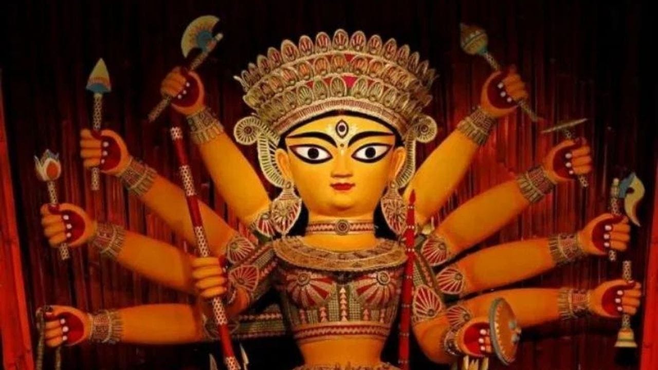 দূর্গা সপ্তশতী পাঠ: দেবীপক্ষের সময় দুর্গা সপ্তশতী পাঠ করার সময় কণ্ঠস্বর যতটা পারুন সংযত রাখুন। মৃদু সুরে সপ্তশতী পাঠ করা উচিত। এমন সুরে পাঠ করুন যাতে পরিবারের অন্যরাও তা শুনতে পারেন। 