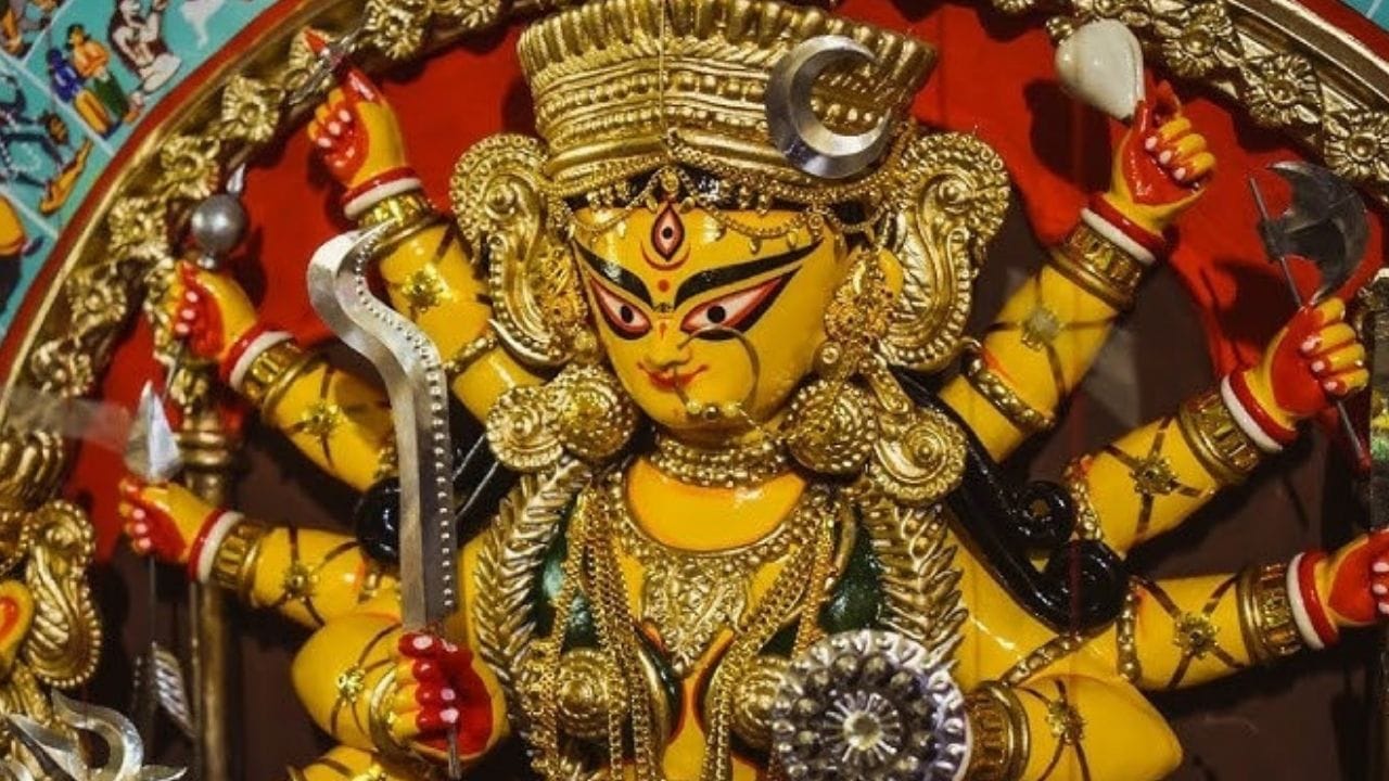 জীবনে সমস্যা কাটাতে দেবীপক্ষের সময় বেশ কিছু প্রতিকার মেনে চললে অনেক সমস্যা থেকেও মুক্তি পাওয়া যায়। কিন্তু দুর্গার আরাধনার সময় বেশ কিছু বিষয়ের বিশেষ খেয়াল রাখা উচিত। দুর্গার আরাধনা করার সময় যদি এই ৫টি ভুল হয়ে থাকে, তাহলে জানবেন আপনি দুর্গার কৃপা থেকে বঞ্চিত হতে পারেন। যে আপনি যতই চেষ্টা করুন না কেন, ব্রাত্য থাকবেন আশীর্বাদ থেকে। 