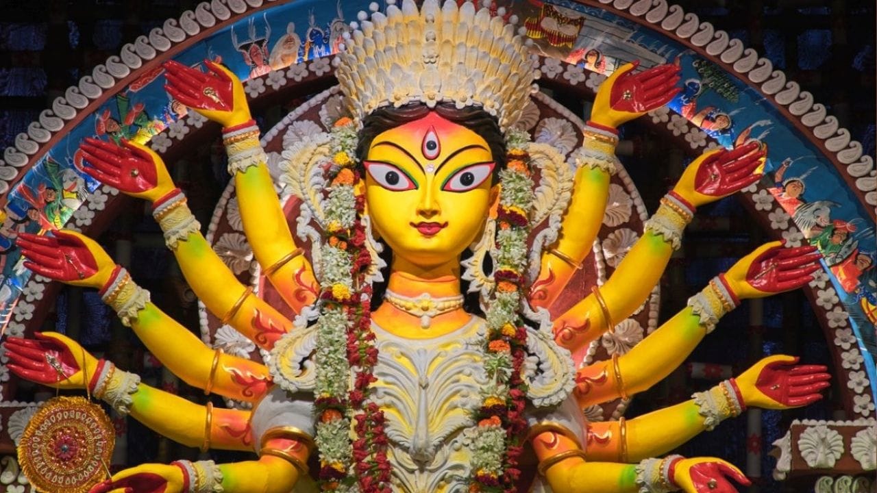 মহালয়ার পর থেকেই শুরু হয়ে যায় ঢাকে কাঠি পড়া। আশ্বিন মাসের শুক্লপক্ষে কৈলাশ থেকে মর্ত্যে সপরিবারে নেমে আসেন দেবী দুর্গা। বাঙালির কাছে কন্যাসমা উমা। মনে করা হয়, এই সময় যারা উমার আরাধনা করেন, তাঁরা দেবীর কৃপায় জীবনে প্রচুর সুখ-সমৃদ্ধি পেয়ে থাকেন। 