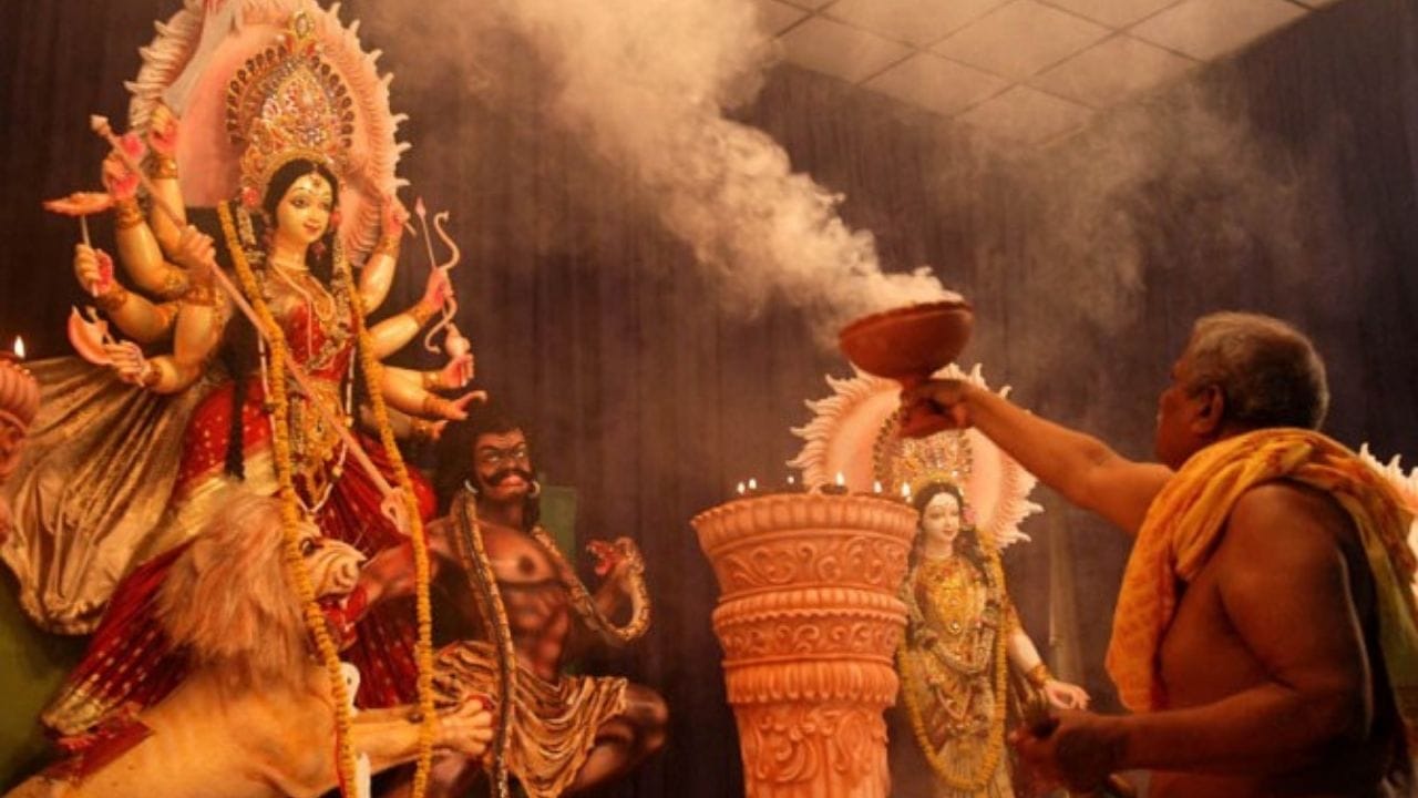 অখণ্ড জ্যোতি: মাথায় রাখবেন, শারদীয়া দুর্গাপুজোর সময় কোনও বাসি ফুল ব্যবহার করা উচিত নয়। যদি অখন্ড জ্যোত জ্বালিয়ে থাকেন তাহলে কখনও সেই প্রদীপকে একা রাখবেন না। রাতেও মেঝেতে কাপড় বিছিয়ে ঘুমনোর চেষ্টা করুন।